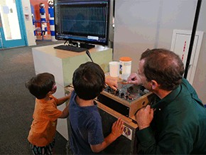 Bob Doylan teaches children about sound wave vibrations