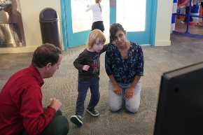 Un enfant apprend le fonctionnement de la caméra thermique en se voyant à l'écran