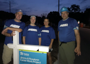 L'équipe d'Anixter fait du bénévolat pour le projet Carter Build Project dans le cadre de l'initiative Habitat pour l'humanité dans l'Indiana